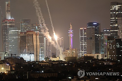이스라엘 아이언돔이 이란 미사일을 요격하고 있다. EPA 연합뉴스